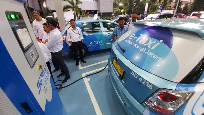 Stasiun Pengisian Kendaraan Listrik Umum (SPKLU) diresmikan di Kantor Pusat PLN dan Depan Kantor Distribusi Jakarta Raya. SPKLU ini untuk mendukung program kendaraan listrik di Indonesia.