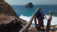 Lanskap kering tanpa pepohonan yang membedakannya dengan Pantai Uluwatu dan Kelingking. Pantai Antak-antak begitu memesona dengan tebing terjal dan pulau-pulau kecil yang menjulang di laut sekitarnya (i.dooney/Instagram)