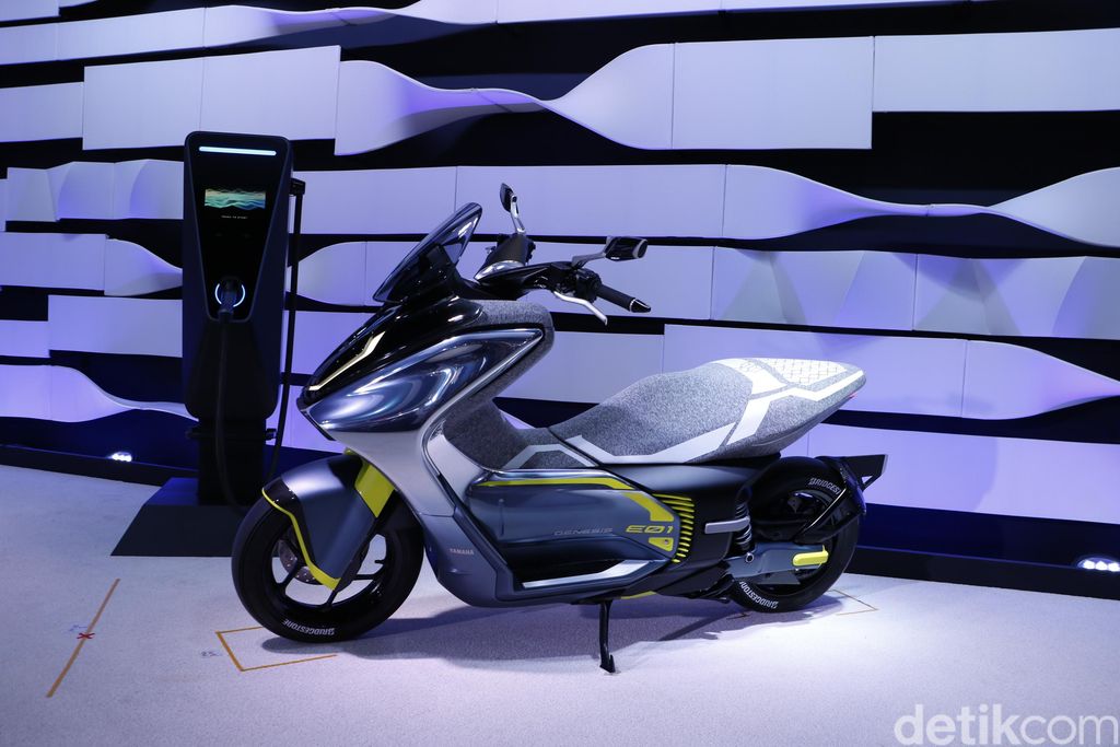 Yamaha memperkenalkan sepeda motor listrik Yamaha EC-01 di Tokyo Motor Show pada bulan Oktober.