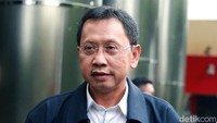 Plt Direktur Utama PTPN III Holding, Seger Budiharjo meninggalkan Gedung KPK, Jakarta, Senin (28/10/2019) usai diperiksa penyidik.
