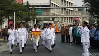 Upacara ini mengambil setengah dari badan jalan Salemba.