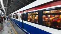 BRT Skytrain Bangkok memiliki 3 paduan warna yang khas, yakni merah, putih, dan biru yang membalut sisi luar kereta.