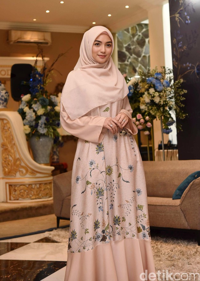 Citra Kirana meneruskan perannya di sinetron dalam kehidupan nyata. Bintang sinetron Tukang Bubur Naik Haji itu mulai memakai hijab setelah pulang umrah. Istri Rezky Aditya itu mengatakan berhijab adalah salah satu keputusan terbesar dalam hidupnya. Foto: Noel/detikFoto