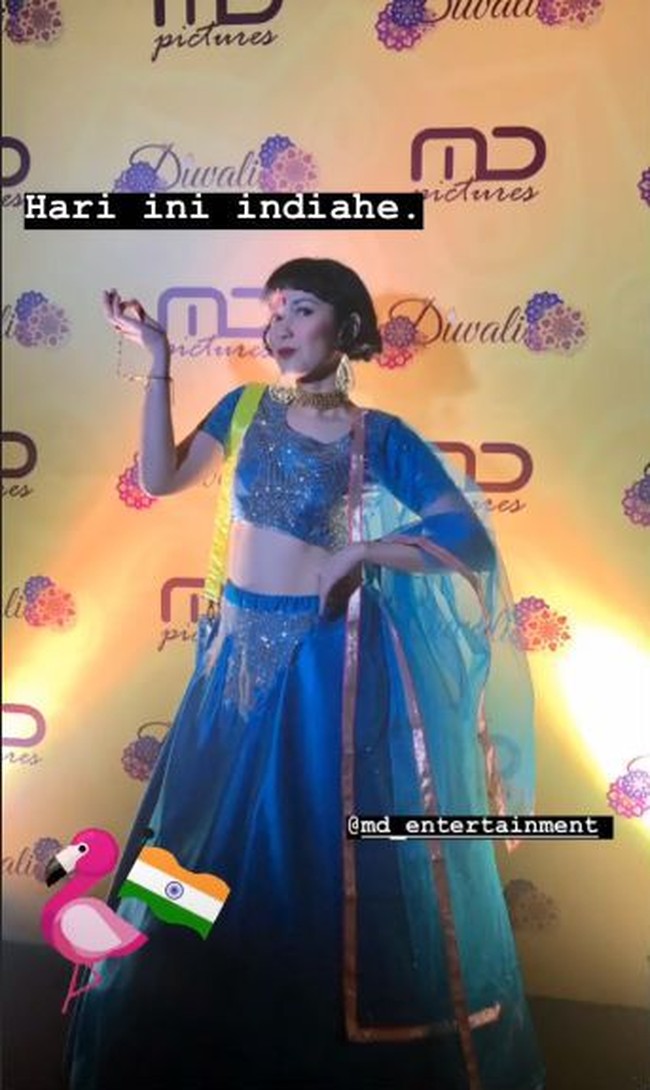 Aktris Dinda Kanya Dewi memilih busana lehenga biru untuk menghadiri Diwali yang digelar bos MD Pictures, Manoj Punjabi. Foto: Dok. Instagram