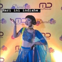 Aktris Dinda Kanya Dewi memilih busana lehenga biru untuk menghadiri Diwali yang digelar bos MD Pictures, Manoj Punjabi. Foto: Dok. Instagram
