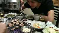 Meski punya badan yang kecil, tapi siapa sangka G-Dragon paling hobi memakan. Aneka hidangan Korean BBQ, jadi salah satu menu makanan kesukaannya. Foto: Istimewa
