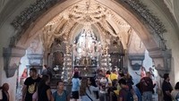 Banyak pengunjung gereja yang berselfie dengan tengkorak. Aksi ini dinilai tidak sopan oleh direktur gereja (iStock)