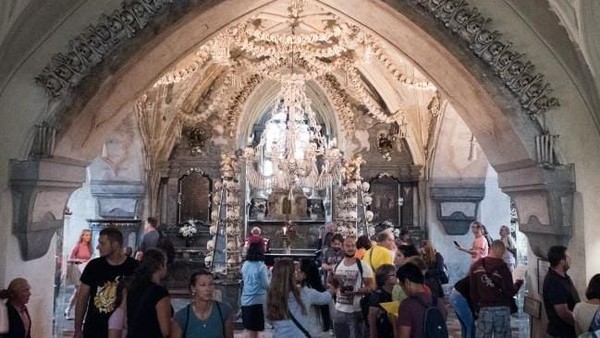 Banyak pengunjung gereja yang berselfie dengan tengkorak. Aksi ini dinilai tidak sopan oleh direktur gereja (iStock) Banyak pengunjung gereja yang berselfie dengan tengkorak. Aksi ini dinilai tidak sopan oleh direktur gereja (iStock)