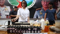 Polisi menunjukkan botol-botol liquid vape berisi tembakau gorilla.