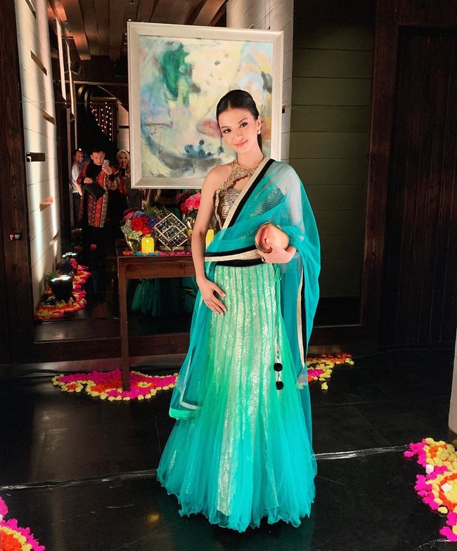 Raline Shah tampil memesona dengan busana khas India berwarna hijau - emas saat menghadiri perayaan Diwali yang diadakan MD Pictures pada Minggu (27/10/2019) malam. Foto: Dok. Instagram