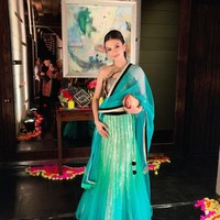 Raline Shah tampil memesona dengan busana khas India berwarna hijau - emas saat menghadiri perayaan Diwali yang diadakan MD Pictures pada Minggu (27/10/2019) malam. Foto: Dok. Instagram