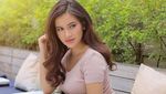 Terkena Kasus Prostitusi, Ini Pose Seksi Putri Amelia Saat Nongkrong di Kafe