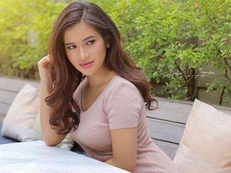 Terkena Kasus Prostitusi, Ini Pose Seksi Putri Amelia Saat Nongkrong di Kafe