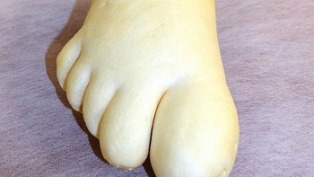 Lobak dengan bentuk mirip kaki. Foto: via Bored Panda