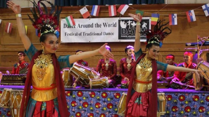 Pelajar SMKN 10 Bandung tampil dalam Festival Dance Around the World di Cecil Sharp House, London, Minggu (27/10/2019). Begini aksi memukau mereka.