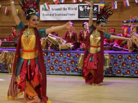 Pelajar SMKN 10 Bandung tampil dalam Festival Dance Around the World di Cecil Sharp House, London, Minggu (27/10/2019). Begini aksi memukau mereka.