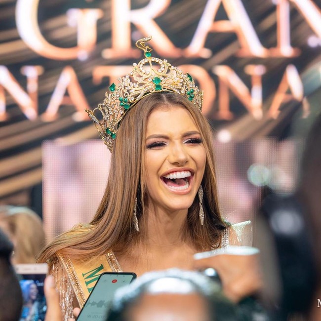 Lourdes Valentina Figuera Morales atau yang juga dikenal sebagai Valentina Figuera dari Puerto La Cruz, Anzoategui, Venezuela, dinobatkan sebagai Miss Grand International 2019. Ia berhasil mengalahkan 59 kontestan yang berasal dari berbagai negara lainnya. Foto: Instagram