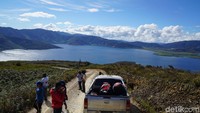 Terlihat danau di atas gunung di Kabupaten Pegunungan Arfak. Pesona ini disebut-sebut Jokowi dalam postingan terbarunya (Ahmad Masaul Khoiri/detikcom)