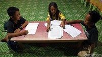 Upaya PLN untuk terus berupaya menerangi seluruh Indonesia, termasuk di daerah 3T (Terluar, Terdepan, dan Tertinggal), membuat warga di Natuna tak perlu khawatir melakukan aktivitas di malam hari. Pasalnya daerah itu kini telah dialiri listrik melalui program Natuna Terang 100% Desa Berlistrik.
