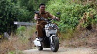 PLN memberikan hadiah motor listrik sebagai kendaraan operasional kepala desa.