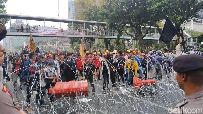 Massa Rusak Kawat Berduri di Patung Kuda (Wilda/detikcom) Massa Rusak Kawat Berduri di Patung Kuda (Wilda/detikcom)