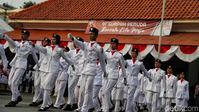 Upacara Hari Sumpah Pemuda di gelar di jalan raya di depan Museum Sumpah Pemuda, Jakarta. Upacara ini berlangsung khitmad.