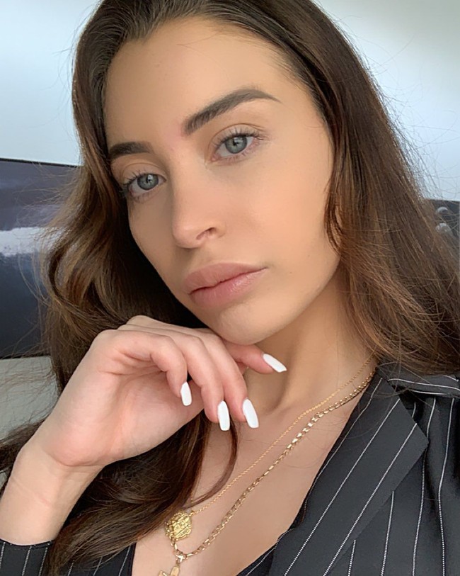 Terdengar seperti sesuatu yang menyenangkan namun asisten Matthew dituntut jago memakai komputer, media sosial, terorganisasi, mau belajar, dan ambius. Foto: Instagram @tyannadeassis