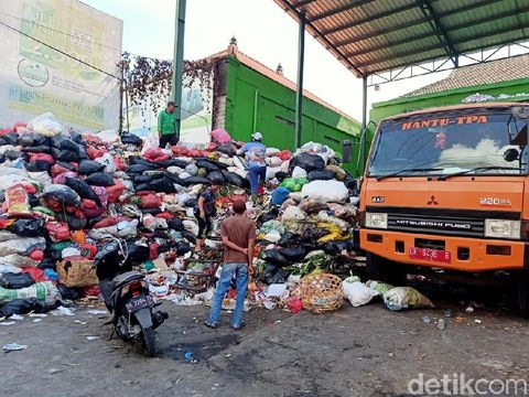 Sampah menggunung di TPS Pedungan Bali