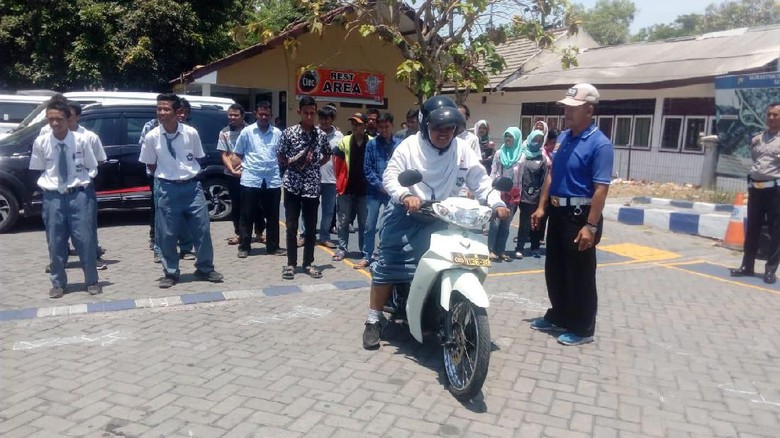 SIM D Gratis dari Polres Gresik untuk Siswa SLB di Hari Sumpah Pemuda SIM D Gratis dari Polres Gresik untuk Siswa SLB di Hari Sumpah Pemuda