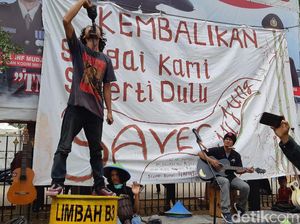 Peringati Sumpah Pemuda, Mahasiswa di Serang Minum Air Sungai Tercemar