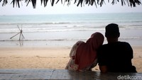 Pantai Tanjung merupakan salah satu pantai yang tak boleh dilewatkan untuk dikunjungi saat berlibur ke Kabupaten Natuna, Kepulauan Riau.