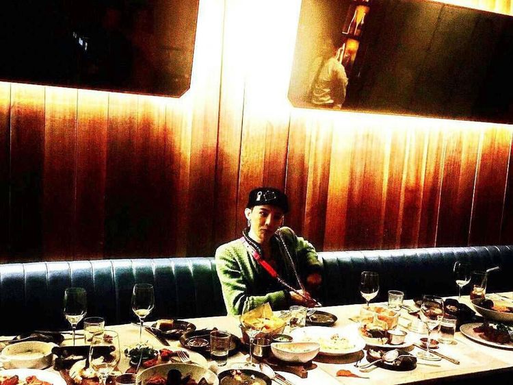 Baru Pulang Wamil, Ini Gaya Kulineran G-Dragon dengan Teman-temannya
