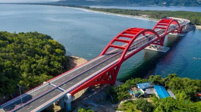Merah Merona Jembatan Youtefa di Papua yang Diresmikan Jokowi