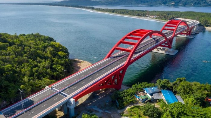 Jembatan Youtefa (sebelumnya disebut Jembatan Holtekamp) akhirnya diresmikan oleh Presiden Jokowi. Jembatan ini menjadi jembatan terpanjang di Indonesia Timur.