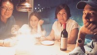 Meski sudah jadi bintang dan selebriti yang sukses di Asia, tapi GD tetap dekat dengan keluarganya. Ia masih sering makan malam bersama anggota keluarganya. Foto: Istimewa
