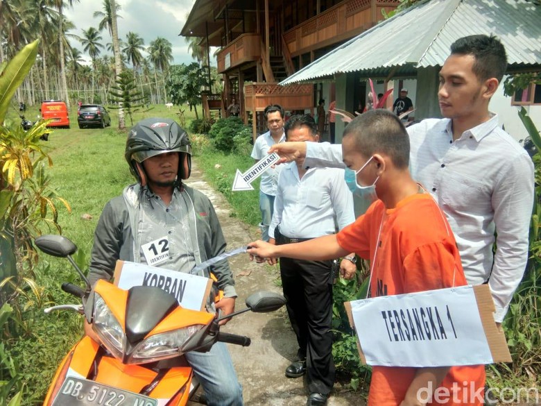 Reka Ulang, Pelajar SMK di Manado Kejar dan Tusuk Gurunya Berulang Kali Reka Ulang, Pelajar SMK di Manado Kejar dan Tusuk Gurunya Berulang Kali