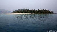 Begitu sampai di pulau ini, suasana damai dan kesunyian akan menyambut anda secara terbuka. Rasanya seperti mengunjungi pulau pribadi dimana tidak banyak yang ada.
