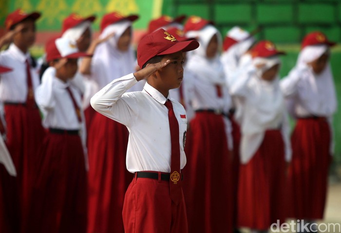 Sejumlah siswa di SD 03 Sabang Mawang, Kabupaten Natuna, mengikuti upacara bendera. Seperti apa potretnya? Yuk, lihat.
