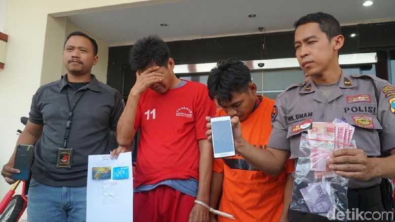 Dua Pelaku Ganjal ATM Diamankan, Kuras Duit Korban Rp 200 Juta Dua Pelaku Ganjal ATM Diamankan, Kuras Duit Korban Rp 200 Juta