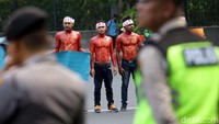 Sejumlah mahasiswa dari Universitas Halu Oleo Kendari menggelar aksi unjuk rasa di kawasan Patung Kuda, Jakarta, Senin (28/10/2019).