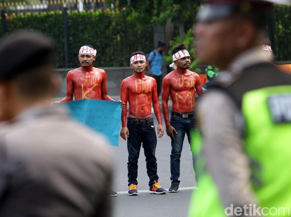 Massa Mahasiswa Halu Oleo Kendari Gelar Aksi di Patung Kuda