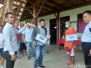 Berbaju Tahanan, 2 Siswa Pengeroyok dan Penikam Guru di Manado Reka Ulang