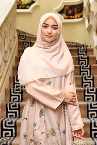 Cantiknya Citra Kirana Pakai Hijab Warna Beige Bikin Adem