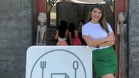 Tamara Bleszynski belakangan memang disibukkan dengan Warung Teh Manis yang diurusnya. Foto: Dok. Instagram/tamarableszynskiofficial