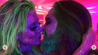 Heidi Klum yang biasanya tampil super niat kini memilih untuk menjadi kembang api bersama suaminya. Dok. Instagram