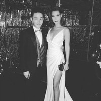 Eric juga kerap berbagi gaya hidup mewahnya dengan menunjukkan berbaur bersama orang kaya dan terkenal lainnya. Pada media sosialnya, ia  menunjukkan foto-foto yang berpose dengan selebriti dunia seperti Rihanna, Bella Hadid, dan bintang bola basket Yao Ming. Foto: Weibo