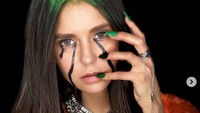 Nina Dobrev berhasil tampil menyerupai idola remaja saat ini, Billie Eilish. Dok. Instagram
