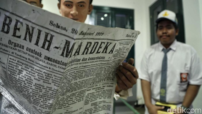 Museum Sumpah Pemuda menyimpan berbagai foto-foto dan benda-benda yang berhubugan dengan pergerakan nasional pemuda Indonesia.