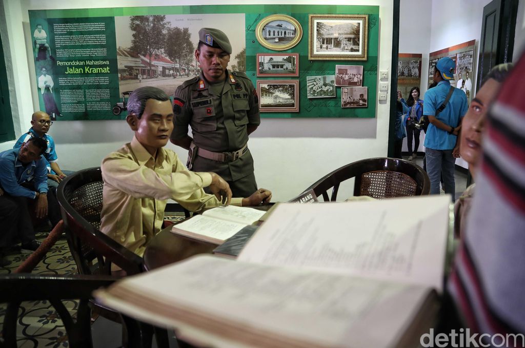 Museum Sumpah Pemuda menyimpan berbagai foto-foto dan benda-benda yang berhubugan dengan pergerakan nasional pemuda Indonesia.
