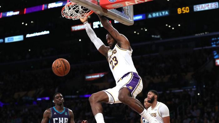 LeBron James memotori LA Lakers untuk mengalahkan Charlotte Hornets. (Foto: Sean M. Haffey/Getty Images)